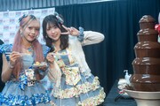 チョコフォンデュを楽しむラフ×ラフの藤崎未来（左）と佐々木楓菜（右）。