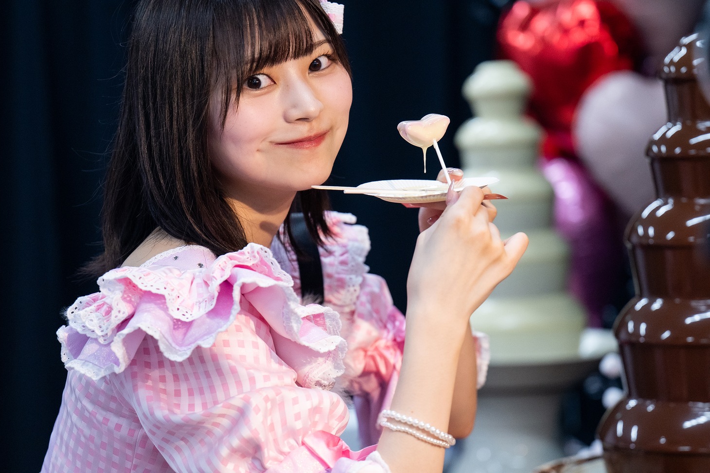 チョコフォンデュを楽しむ宇咲（#ババババンビ）。