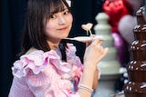 チョコフォンデュを楽しむ宇咲(#ババババンビ)。
