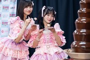 チョコフォンデュを楽しむ#ババババンビの宇咲（左）と岸みゆ（右）。