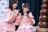 チョコフォンデュを楽しむ#ババババンビの宇咲(左)と岸みゆ(右)。
