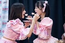 マシュマロを食べさせ合う#ババババンビの宇咲（左）と岸みゆ（右）。