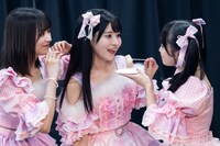 あとで現れた小鳥遊るい（中央）にマシュマロを食べさせる宇咲（左）と岸みゆ（右）。