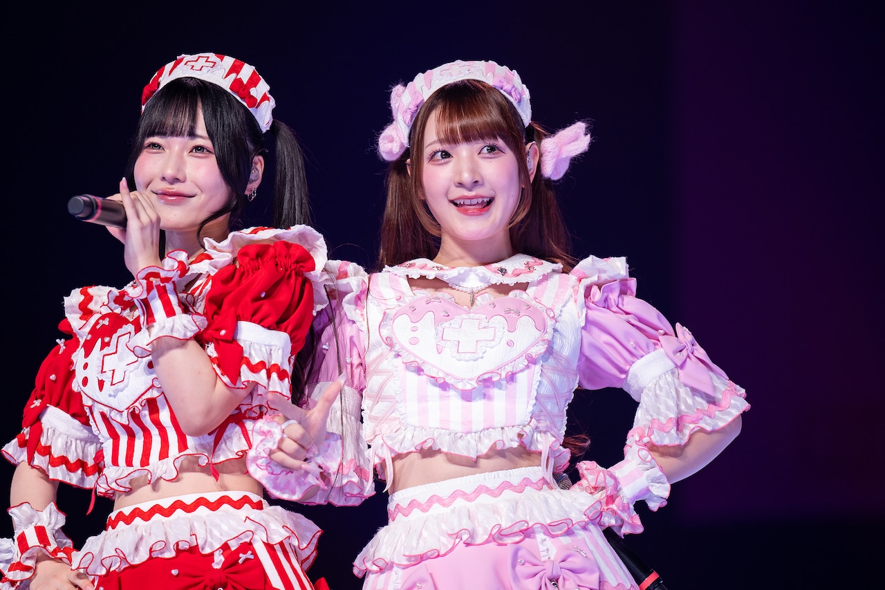 きゅるりんってしてみての逃げ水あむ（左）とチバゆな（右