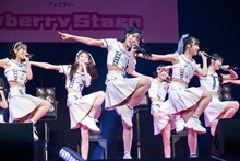 「言い訳Maybe」を歌うAKB48。