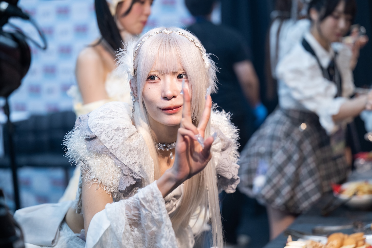配信カメラにアピールするパン・ルナリーフィ（amini）。
