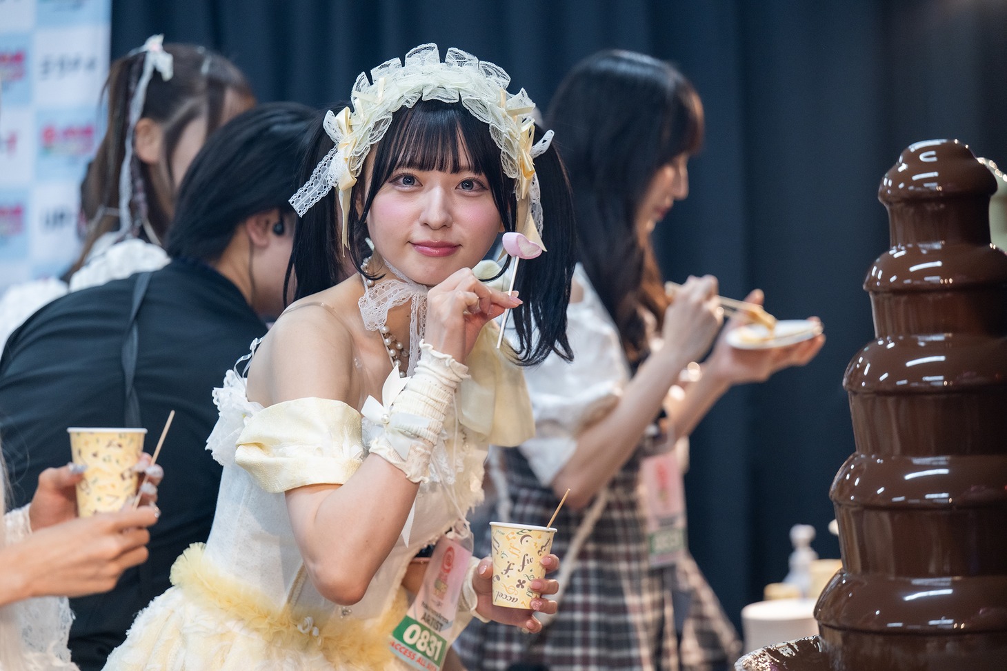 チョコフォンデュを楽しむ林田真尋（amini）。