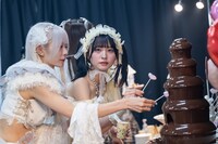 チョコフォンデュを楽しむaminiのパン・ルナリーフィ（左）と林田真尋（右）。