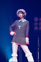 「Zipper」ファッションショーに登場した百千もね（I MY ME MINE）。