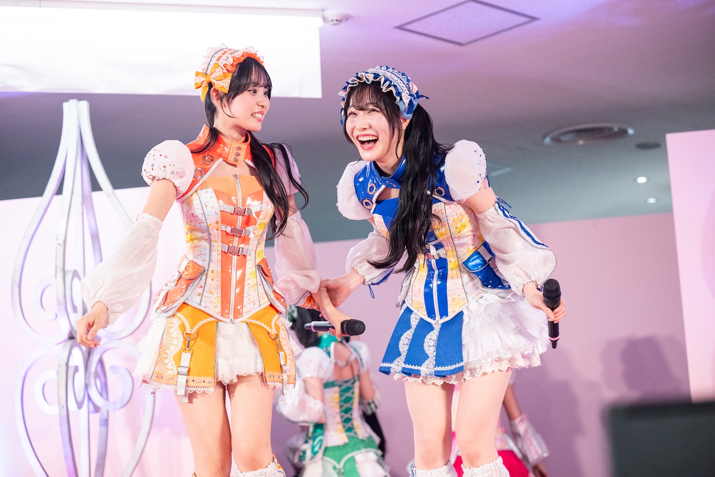 アイドルとして最後のステージを終えた虹コンの石原愛梨沙（左）と桐乃みゆ（右）。