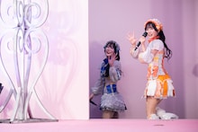 アイドルとして最後のステージを終えた石原愛梨沙（左）と桐乃みゆ（右）。