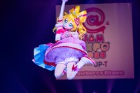 大きくジャンプするキュアアイドル。