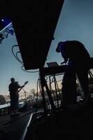 KENTA（Vo, B / WANIMA）とサポートメンバーの宗本康兵（Key）。（Photo by Yukihide "JON..." Takimoto）