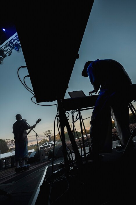 KENTA（Vo, B / WANIMA）とサポートメンバーの宗本康兵（Key）。（Photo by Yukihide "JON..." Takimoto）