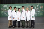 左から高橋恭平、正門良規、大西流星、小島健、西畑大吾、佐野晶哉。「なにわ×Aぇ!の超合体できるかな？」より。