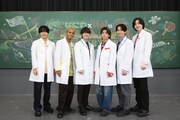 左から長尾謙杜、草間リチャード敬太、大橋和也、末澤誠也、藤原丈一郎、道枝駿佑。「なにわ×Aぇ!の超合体できるかな？」より。
