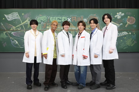 左から長尾謙杜、草間リチャード敬太、大橋和也、末澤誠也、藤原丈一郎、道枝駿佑。「なにわ×Aぇ!の超合体できるかな？」より。