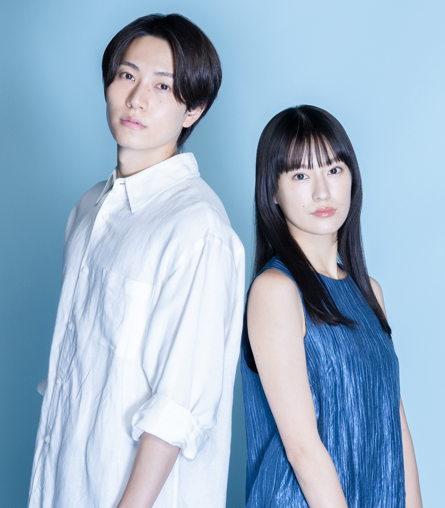 左から岩井巧巳を演じる橋本将生（timelesz）、片桐澪を演じる恒松祐里。