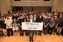 粗品（霜降り明星）と「バンタンミュージックアカデミー POWERED BY ユニバーサルミュージック」への入学を検討する学生。