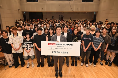 粗品（霜降り明星）と「バンタンミュージックアカデミー POWERED BY ユニバーサルミュージック」への入学を検討する学生。