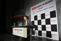 粗品（霜降り明星）。バンタンミュージックアカデミーで実施された特別講義「作詞作曲から感覚的コード進行、SNSの使い方まで」より。