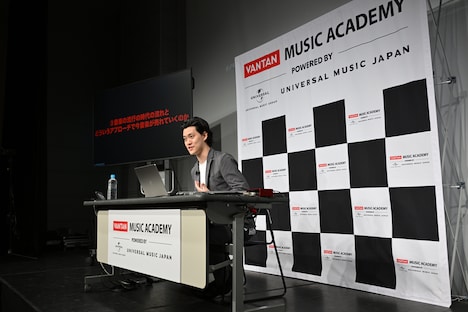 粗品（霜降り明星）。バンタンミュージックアカデミーで実施された特別講義「作詞作曲から感覚的コード進行、SNSの使い方まで」より。