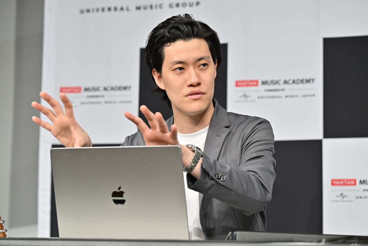 粗品（霜降り明星）。バンタンミュージックアカデミーで実施された特別講義「作詞作曲から感覚的コード進行、SNSの使い方まで」より。