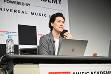 粗品（霜降り明星）。バンタンミュージックアカデミーで実施された特別講義「作詞作曲から感覚的コード進行、SNSの使い方まで」より。