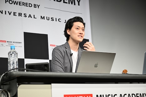 粗品（霜降り明星）。バンタンミュージックアカデミーで実施された特別講義「作詞作曲から感覚的コード進行、SNSの使い方まで」より。