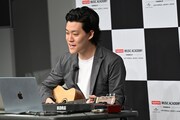 粗品（霜降り明星）。バンタンミュージックアカデミーで実施された特別講義「作詞作曲から感覚的コード進行、SNSの使い方まで」より。
