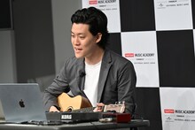 粗品（霜降り明星）。バンタンミュージックアカデミーで実施された特別講義「作詞作曲から感覚的コード進行、SNSの使い方まで」より。