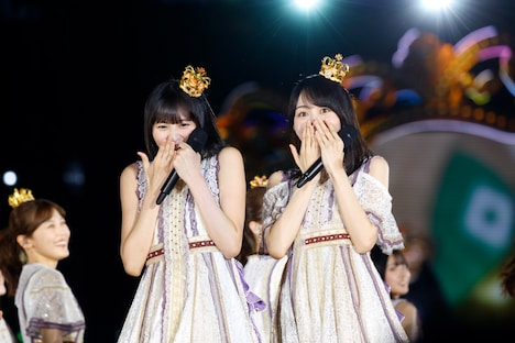 照れる遠藤さくら（左）と賀喜遥香（右）。（Photo by 鈴木健太［KENTA Inc.］）