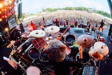 MAN WITH A MISSIONのステージの様子。（Photo by Daisuke Sakai）