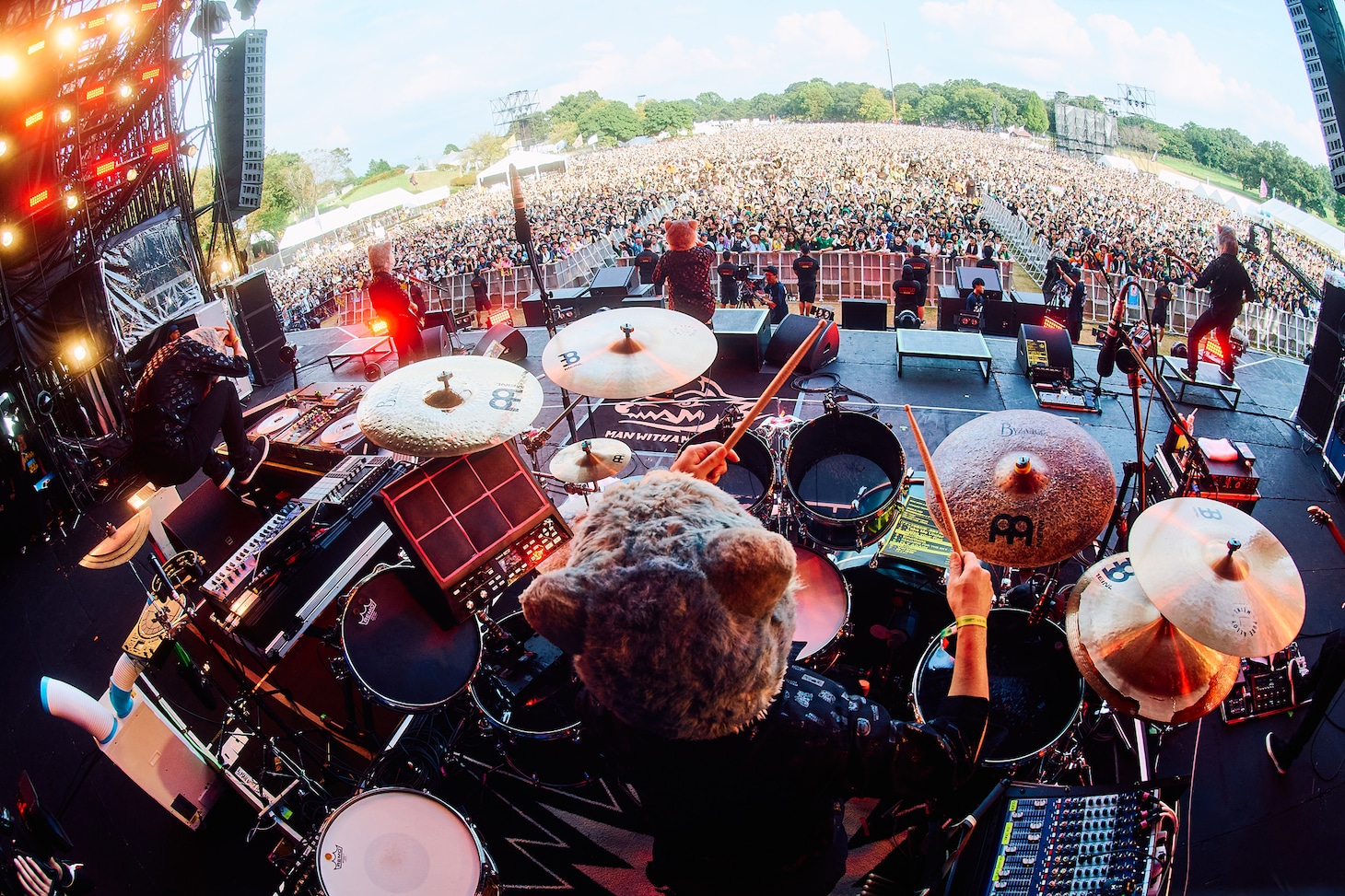 MAN WITH A MISSIONのステージの様子。（Photo by Daisuke Sakai）