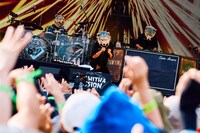 MAN WITH A MISSIONのステージの様子。（Photo by Daisuke Sakai）