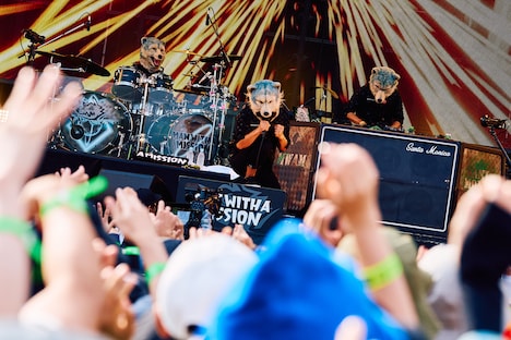 MAN WITH A MISSIONのステージの様子。（Photo by Daisuke Sakai）