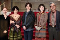 左から稲葉賀恵、斉藤由貴、京本大我、sara、鶴見辰吾。