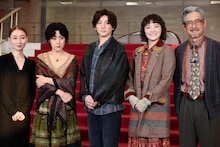 左から稲葉賀恵、斉藤由貴、京本大我、sara、鶴見辰吾。