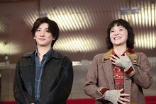 左から京本大我、sara。