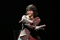 ガールを演じるsara。