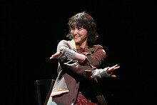 ガールを演じるsara。