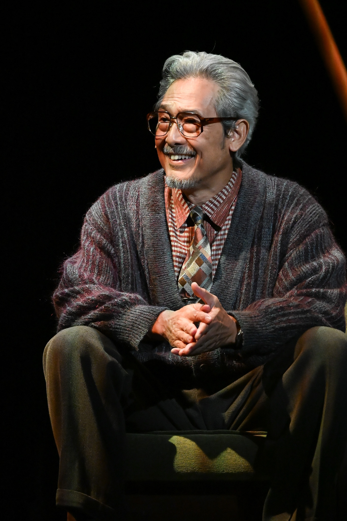 ダを演じる鶴見辰吾。