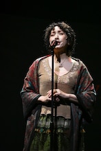 バルシュカを演じる斉藤由貴。