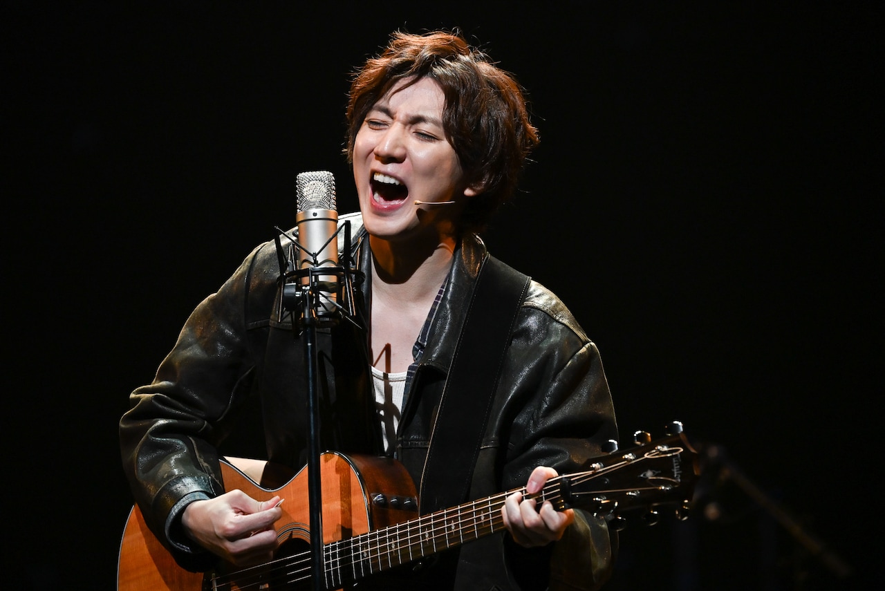 京本大我がミュージシャン演じる「Once」開幕、ギターは「GOスト」収録
