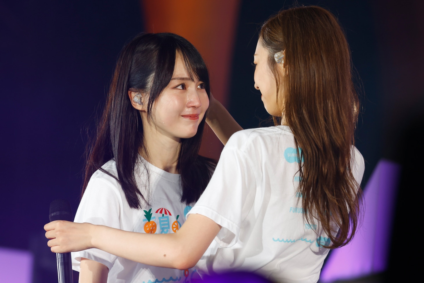 見つめ合う賀喜遥香（左）と梅澤美波（右）。（Photo by 鈴木健太［KENTA Inc.］）