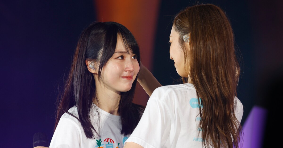見つめ合う賀喜遥香（左）と梅澤美波（右）。（Photo by 鈴木健太 