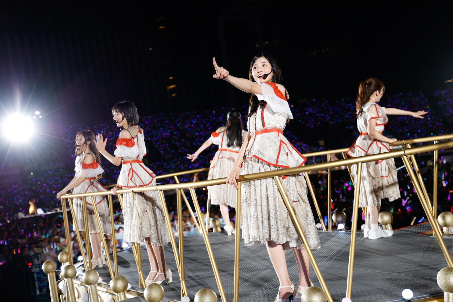 客席を指差す五百城茉央。（Photo by 鈴木健太［KENTA Inc.］）