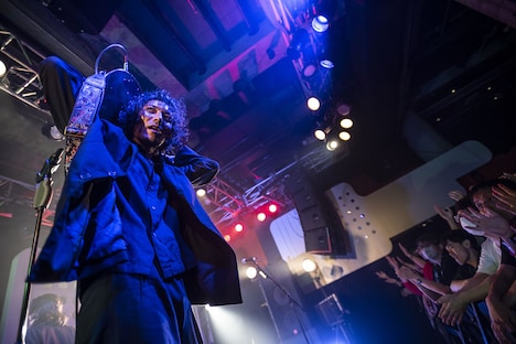 後頭部でギターを弾くCHOJI（G / I Don't Like Mondays.）。（Photo by MAYUMI）