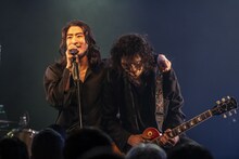 I Don't Like Mondays.のYU（Vo）とCHOJI（G）。（Photo by MAYUMI）