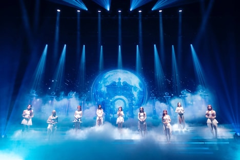 「NiziU Live With U 2025 "NEW EMOTION : Face to Face"」府中の森芸術劇場 どりーむホール公演の様子。（撮影：田中聖太郎）